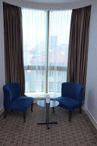 Отель Rose Inn Hotel Baku Баку Семейный номер с балконом-4