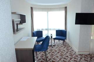 Отель Rose Inn Hotel Baku Баку Семейный номер с балконом-5